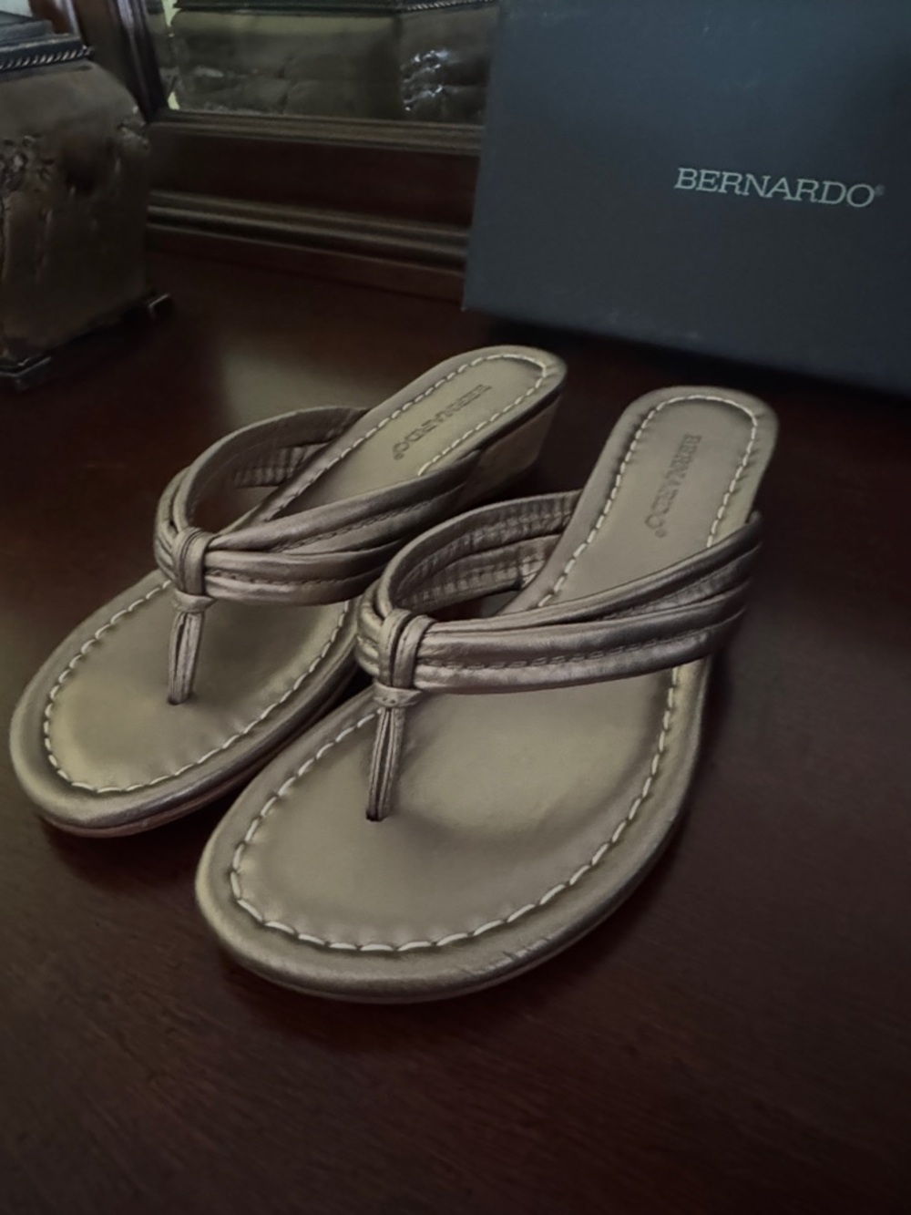 Bernardo Miami Wedge Metallic Platinum Knot-Front Slide Sandals W 8M  NIB